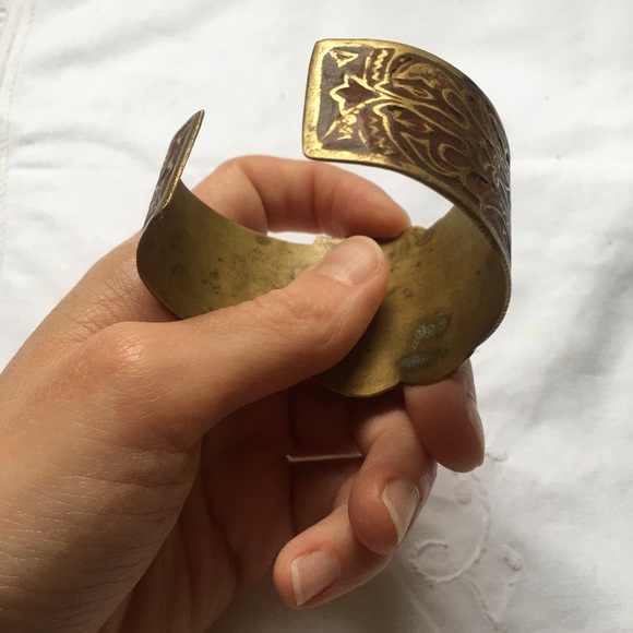 Vintage brass cuff with ornate inlaid detail - Picture 7 of 7